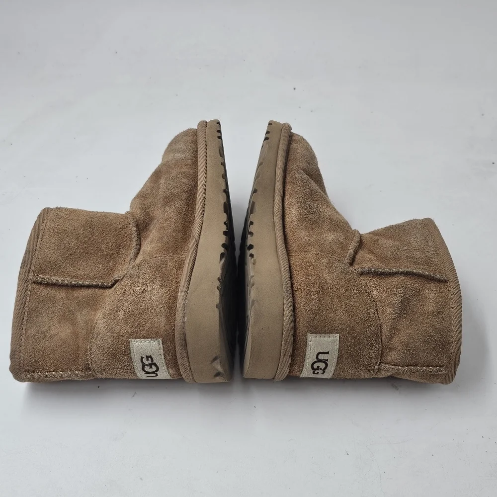UGG Jona Mini Boot Kids 11 Chestnut Suede Snap UGGplush Lined Treadlite Sole EVA